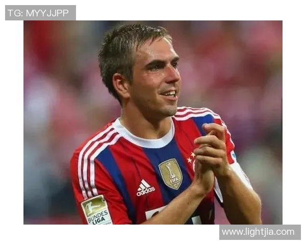 12号足球明星的辉煌旅程与传奇成就解析：从青涩少年到足坛巨星的成长故事